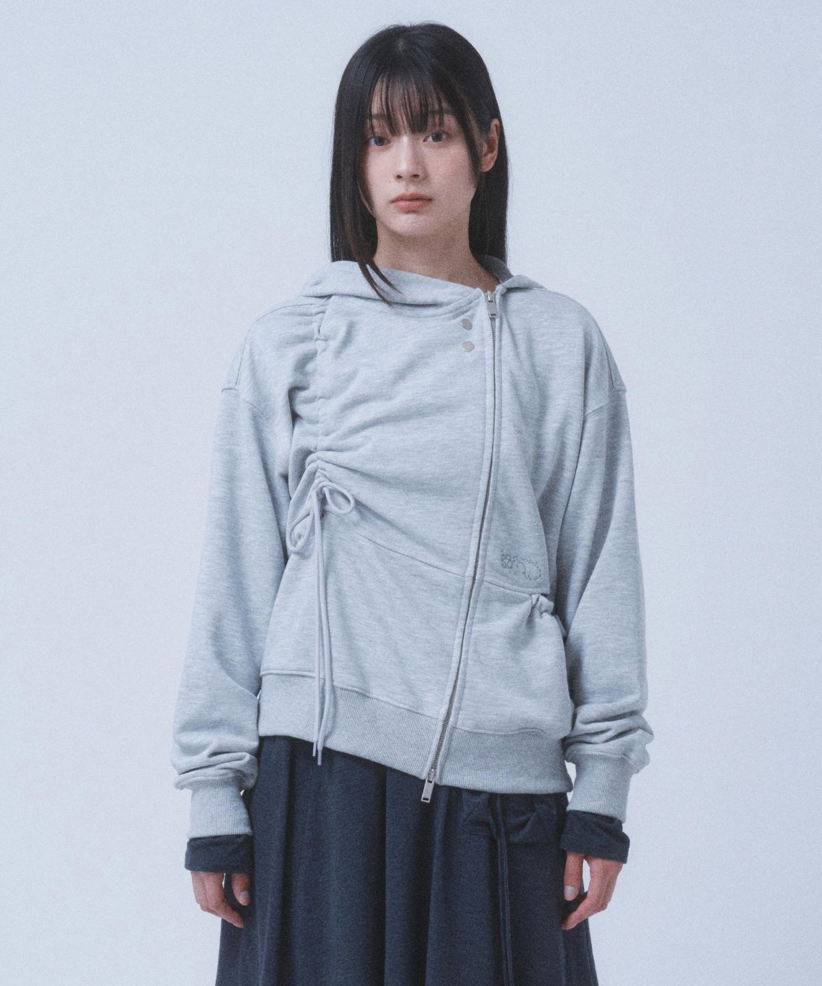 뚜오미오(TUOMIO) SHIRRING WAFFLE HOOD ZIP-UP [HEATHER GREY]