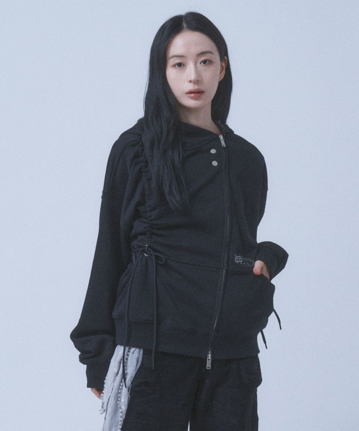 뚜오미오(TUOMIO) SHIRRING WAFFLE HOOD ZIP-UP [BLACK]