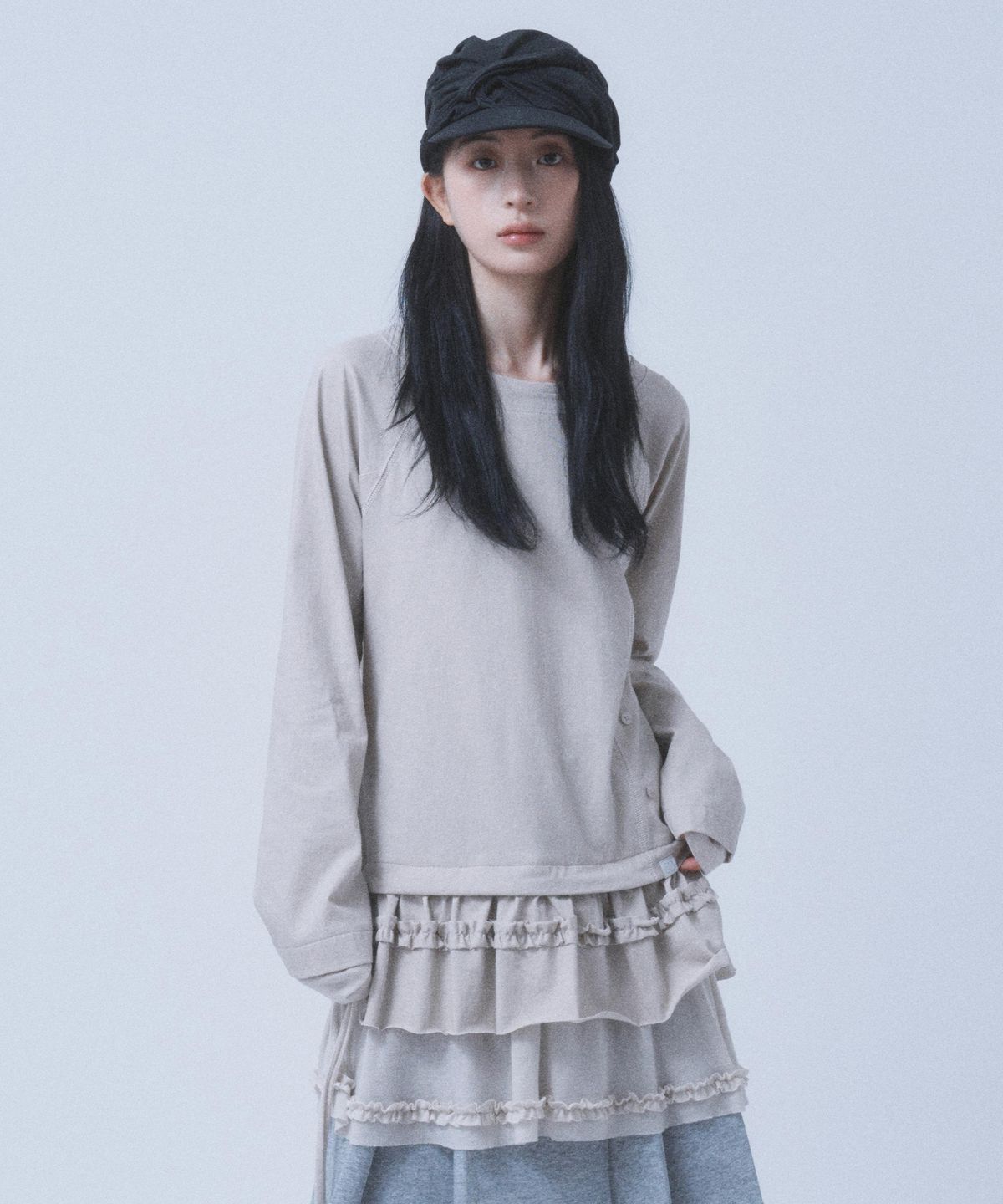 뚜오미오(TUOMIO) FRILL LAYERED LONG SLEEVE [OATMEAL]