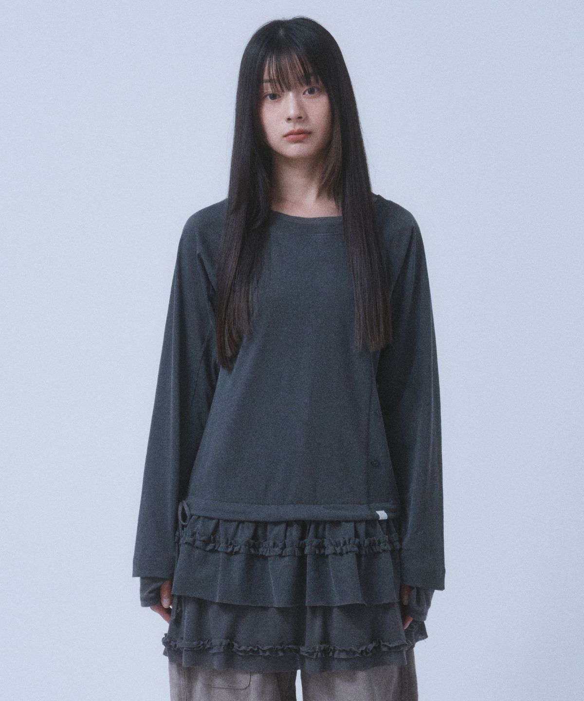 뚜오미오(TUOMIO) FRILL LAYERED LONG SLEEVE [CHARCOAL]
