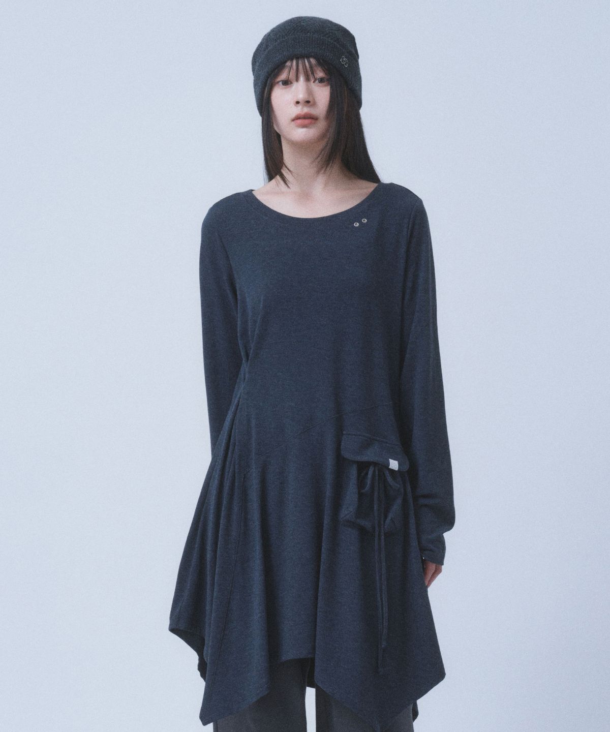 뚜오미오(TUOMIO) BOAT NECK JERSEY DRESS [CHARCOAL]