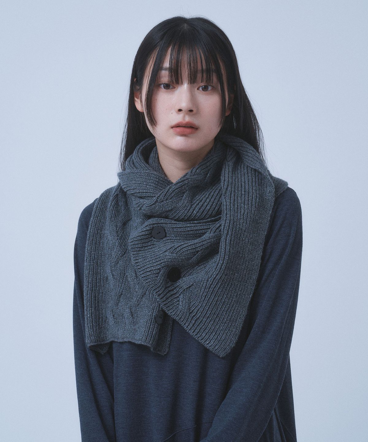 뚜오미오(TUOMIO) BUTTON WOOL KNIT MUFFLER [CHARCOAL]