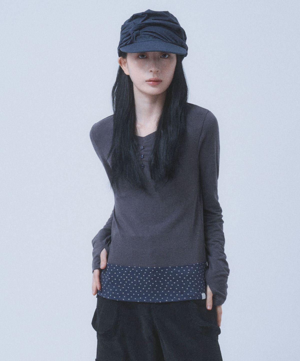 뚜오미오(TUOMIO) FLORAL BRUSHED LONG SLEEVE [CHARCOAL]