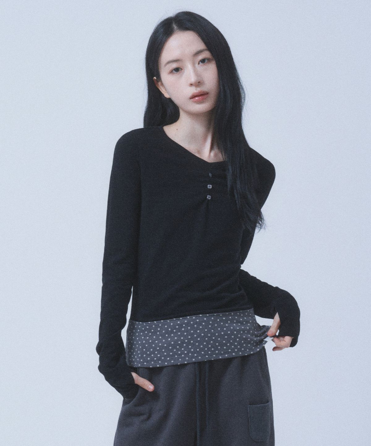뚜오미오(TUOMIO) FLORAL BRUSHED LONG SLEEVE [BLACK]