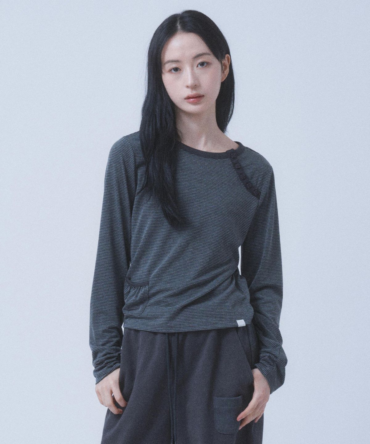 뚜오미오(TUOMIO) STRIPE BUTTON POCKET LONG SLEEVE [CHARCOAL]