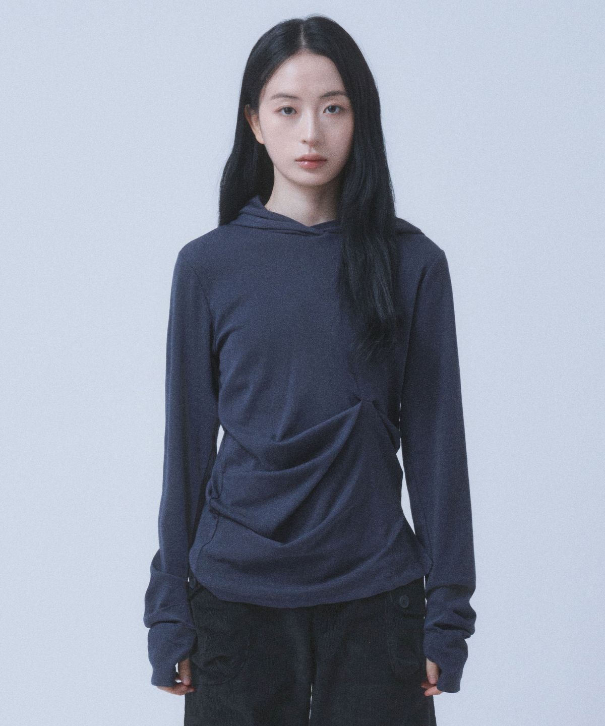 뚜오미오(TUOMIO) DRAPED HOODED LONG SLEEVE [VINTAGE BLUE]