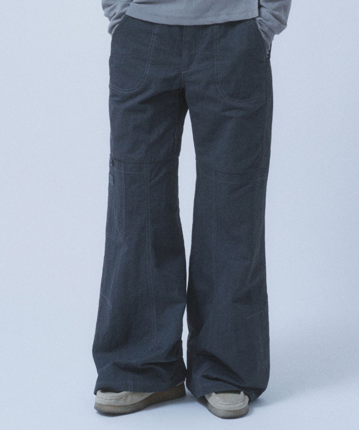 뚜오미오(TUOMIO) CONTRAST STITCH POCKET PANTS [CHARCOAL]