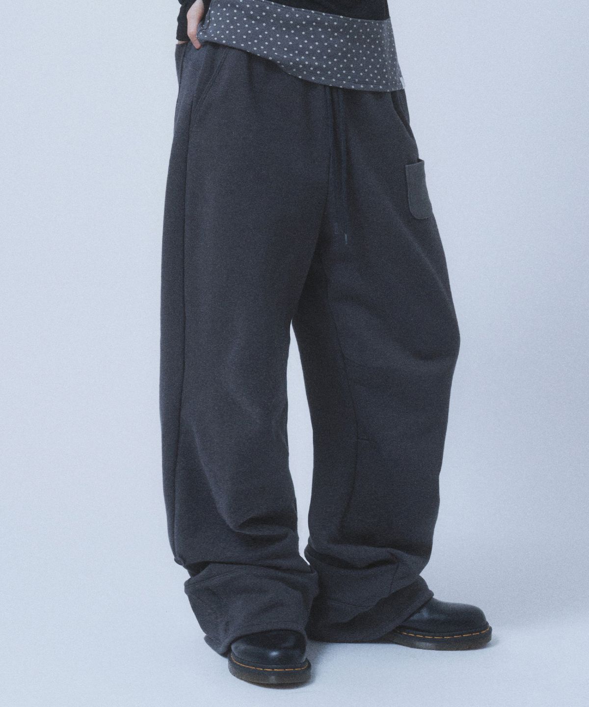 뚜오미오(TUOMIO) ROLL-UP BUTTON SWEATPANTS [CHARCOAL]
