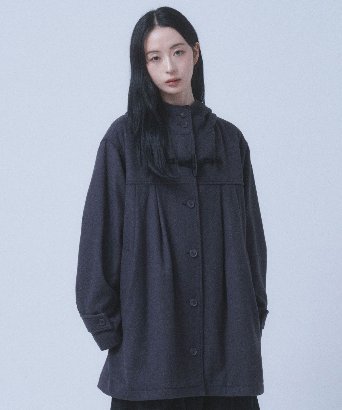 뚜오미오(TUOMIO) PLEATED TOGGLE WOOL COAT [CHARCOAL]