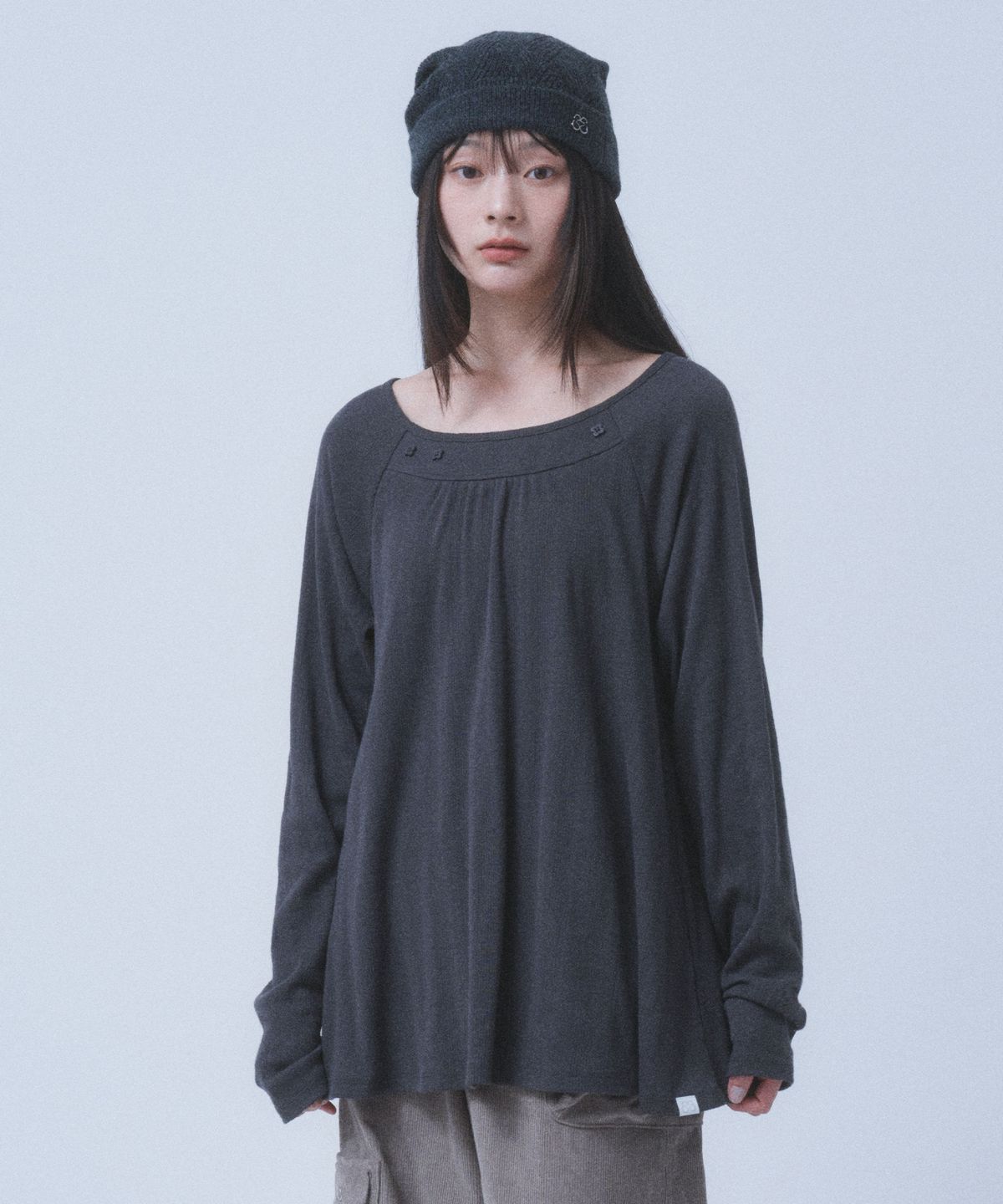 뚜오미오(TUOMIO) SHIRRING BUTTON LONG SLEEVE [CHARCOAL]