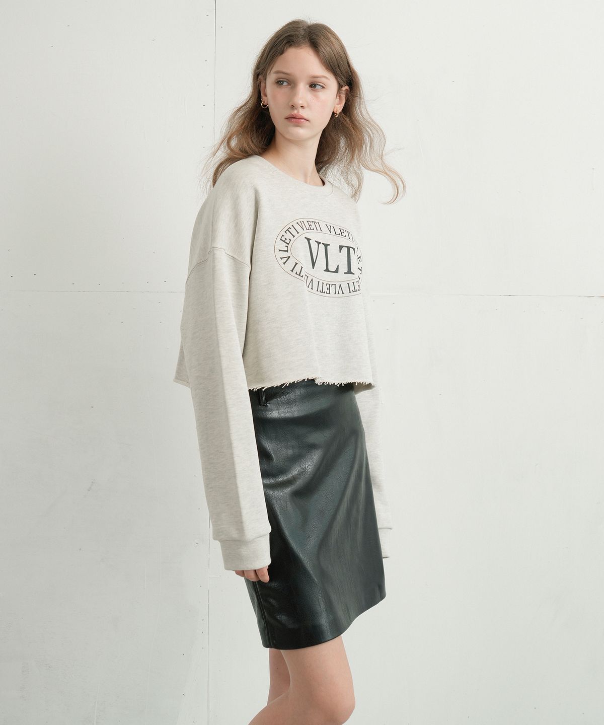 블레티(VLETI) Logo Printing Crop Sweatshirt (Oatmeal)
