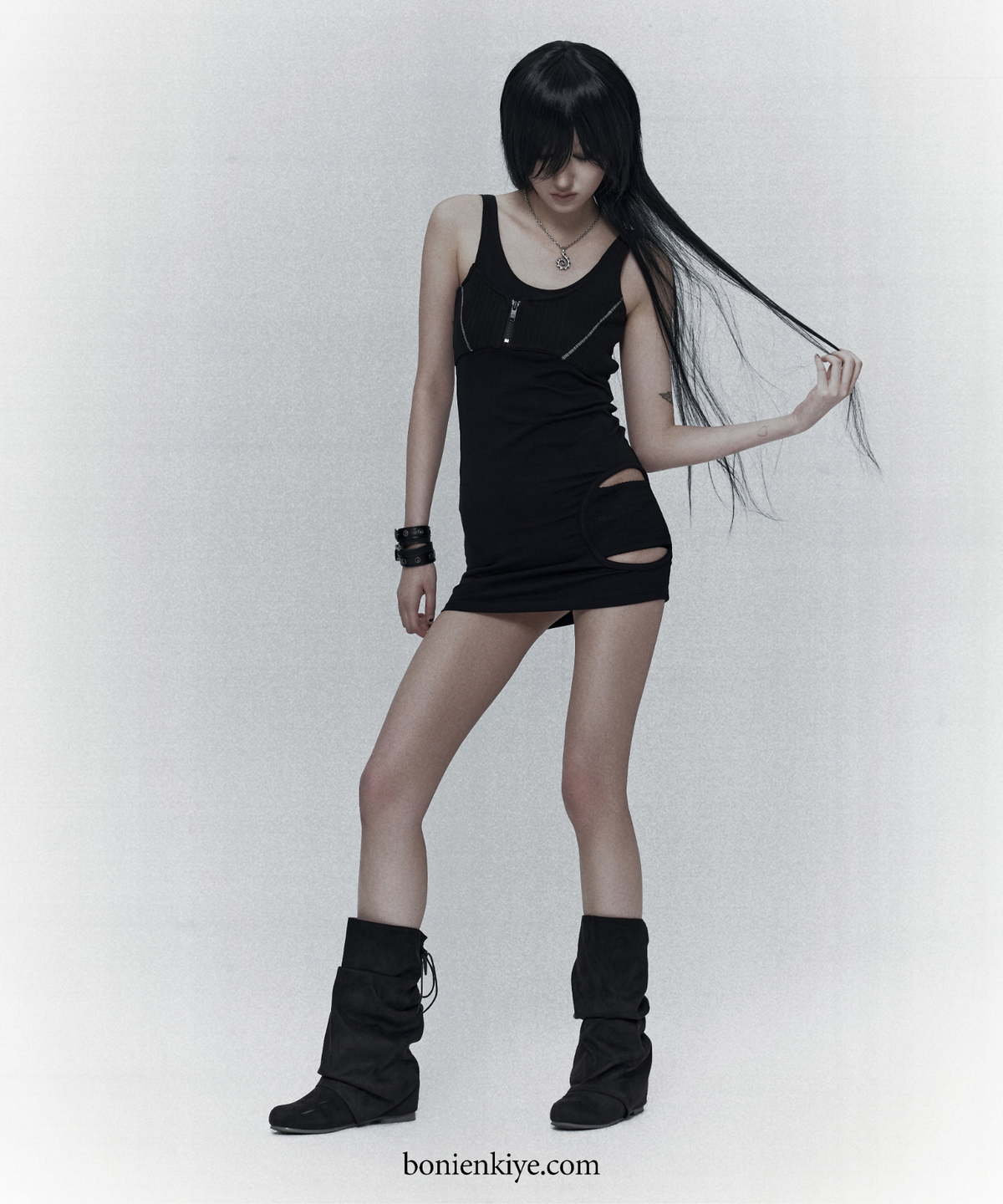 보니앤키예(BONIENKIYE) Side-Cutout Mini Dress (Black)