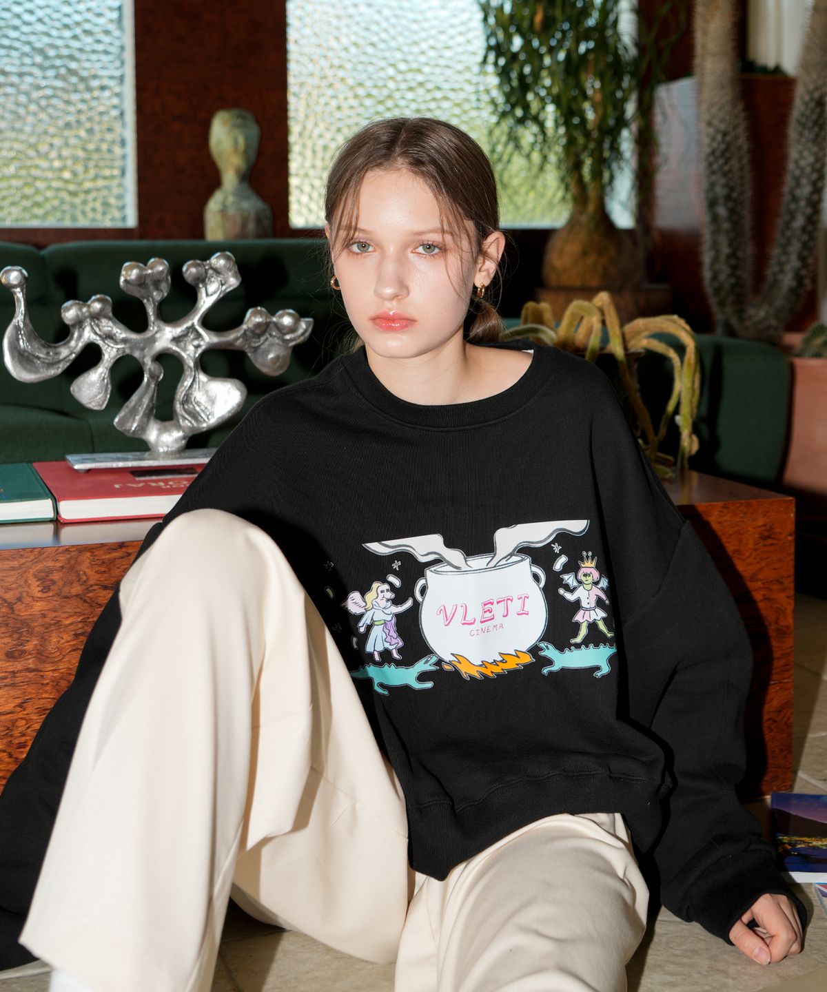블레티(VLETI) Art Work Printing Crop Sweatshirt (Black)
