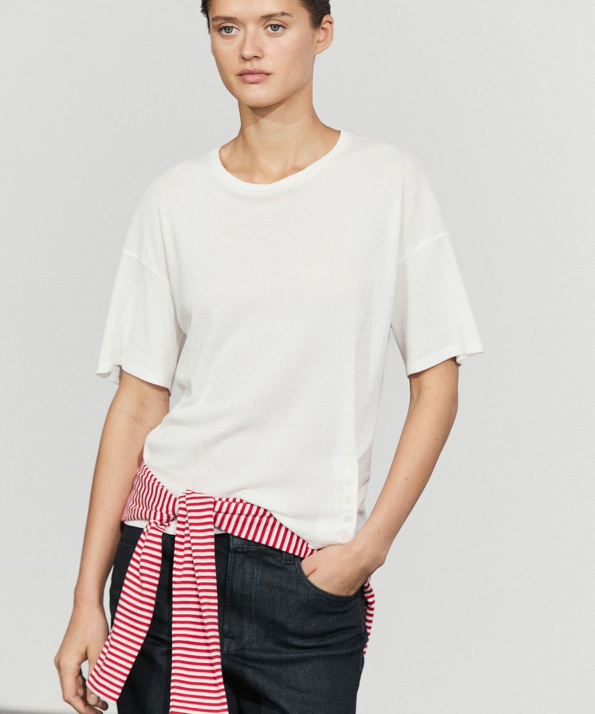 마시모두띠(MASSIMO DUTTI) 버튼 디테일 반팔 티셔츠