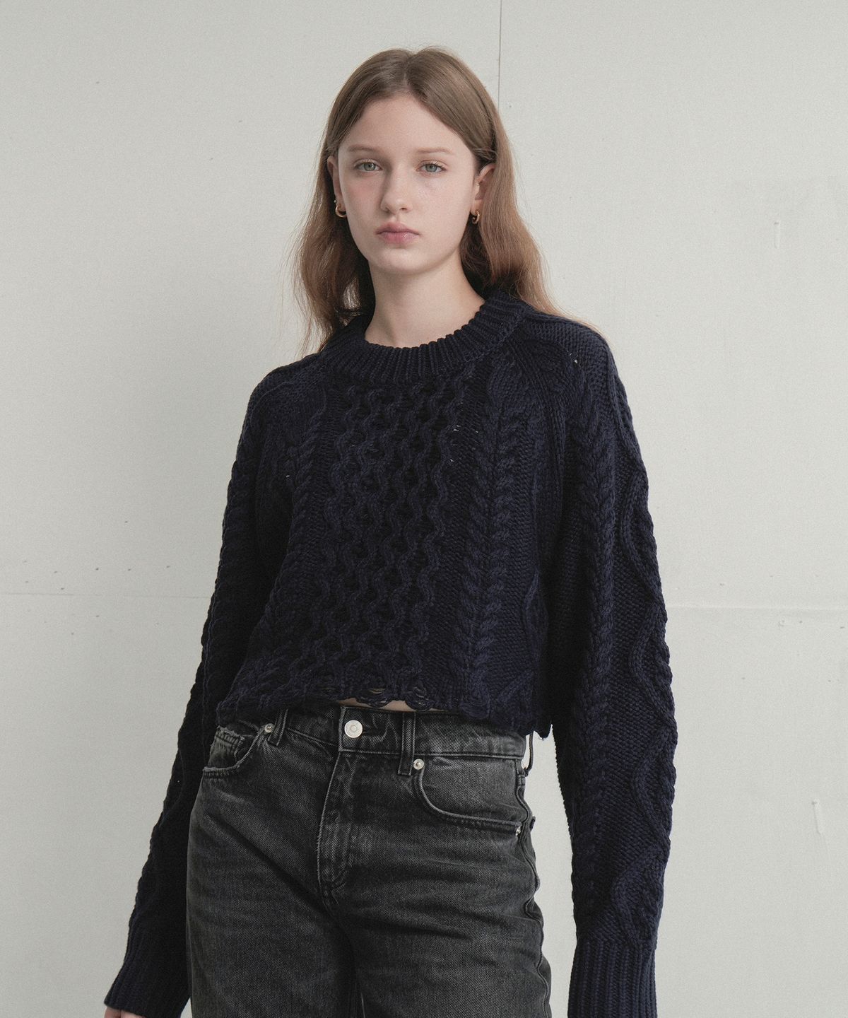 블레티(VLETI) Damage Round Twisted Crop Knit (Navy)