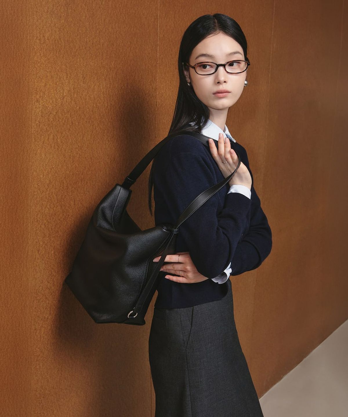 빈폴 액세서리(BEANPOLE ACCESSORY) 비엔 가죽 미디엄 슬라우치백 - 블랙
