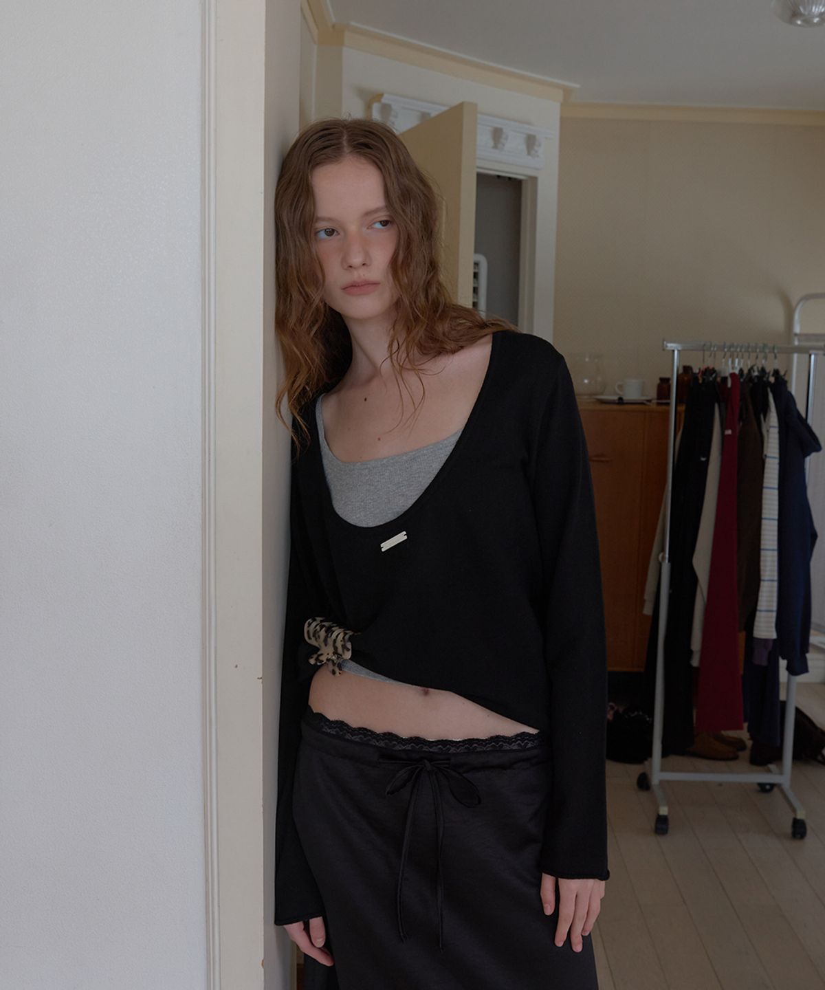어패럴아카이브(APPAREL ARCHIVE) Ross deep u-neck knit - Black