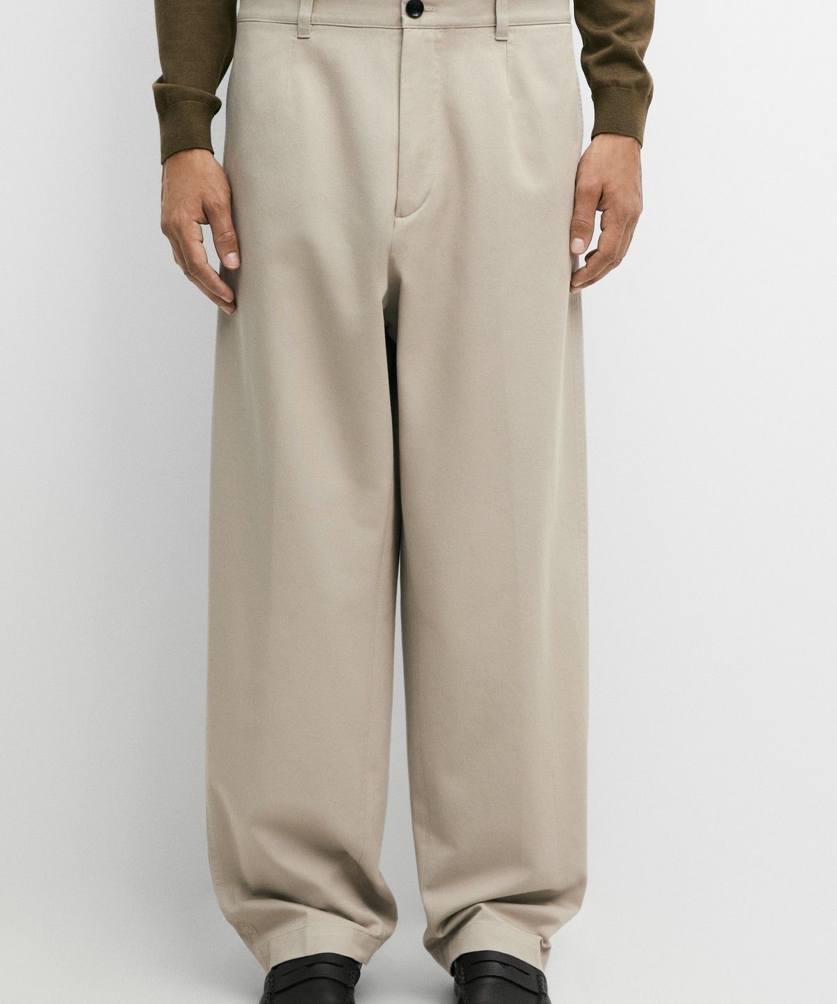 마시모두띠(MASSIMO DUTTI) 핀턱 디테일 배럴 핏 팬츠