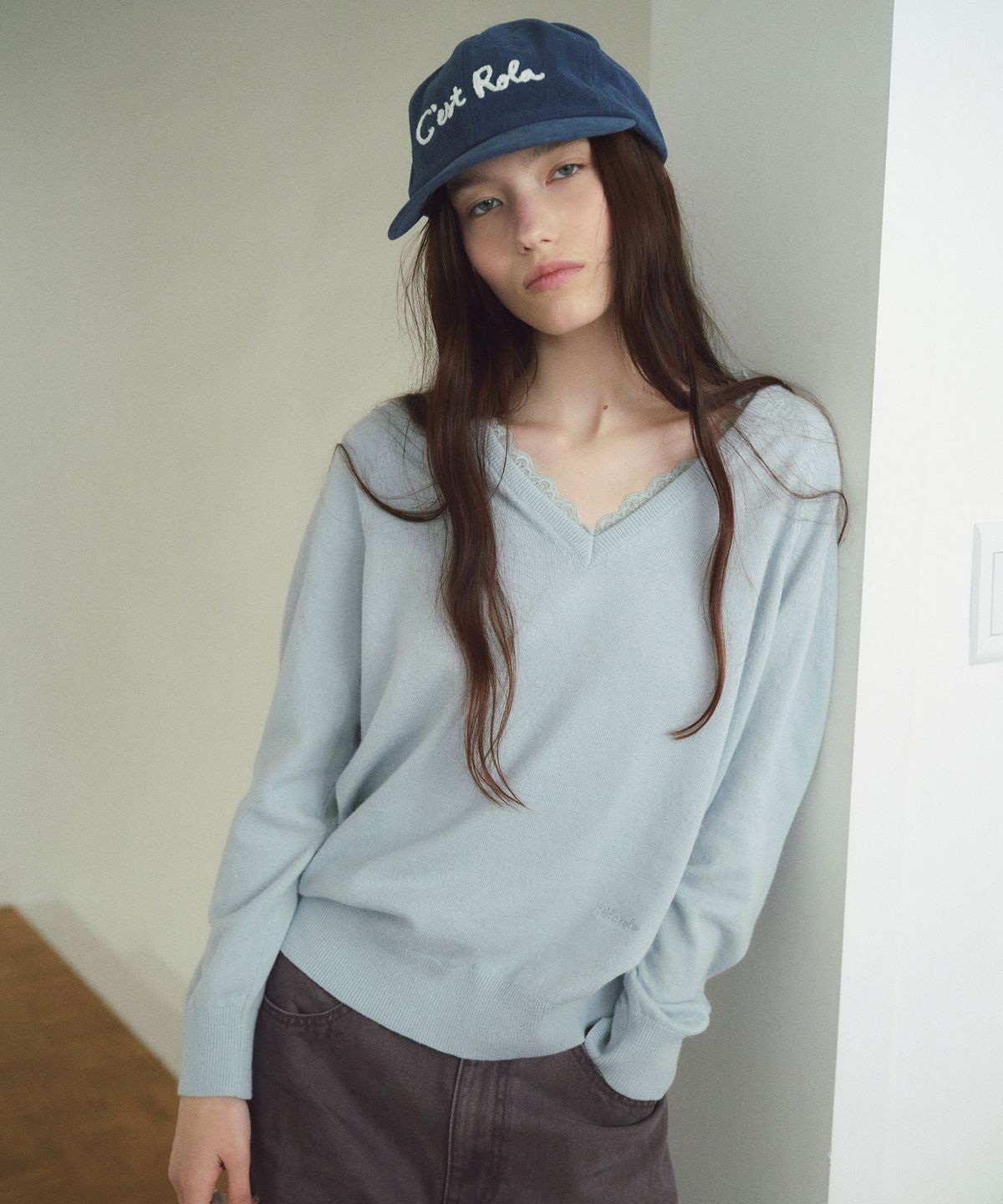 로라로라(ROLAROLA) LACE V NECK KNIT SKY