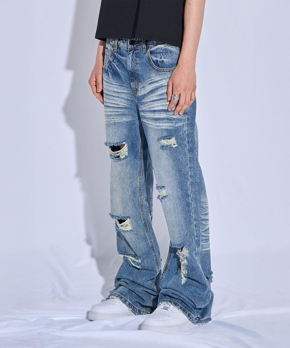 피치블랙(PITCHBLACK) WASHED DAMAGE DENIM FLARE PANTS (WASHED BLUE)