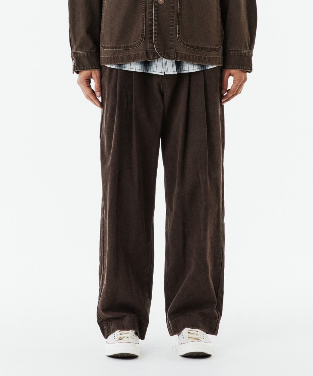 브롬톤 런던(BROMPTON LONDON) TWO TUCK DENIM TROUSERS - BROWN (P263MDP461)