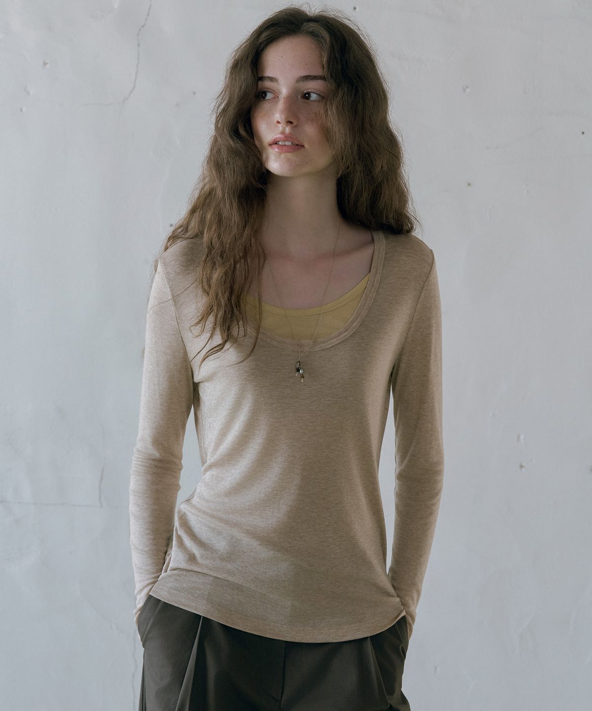 반원 아틀리에(VANONE ATELIER) A3634 레이어드 U넥 티셔츠_Beige