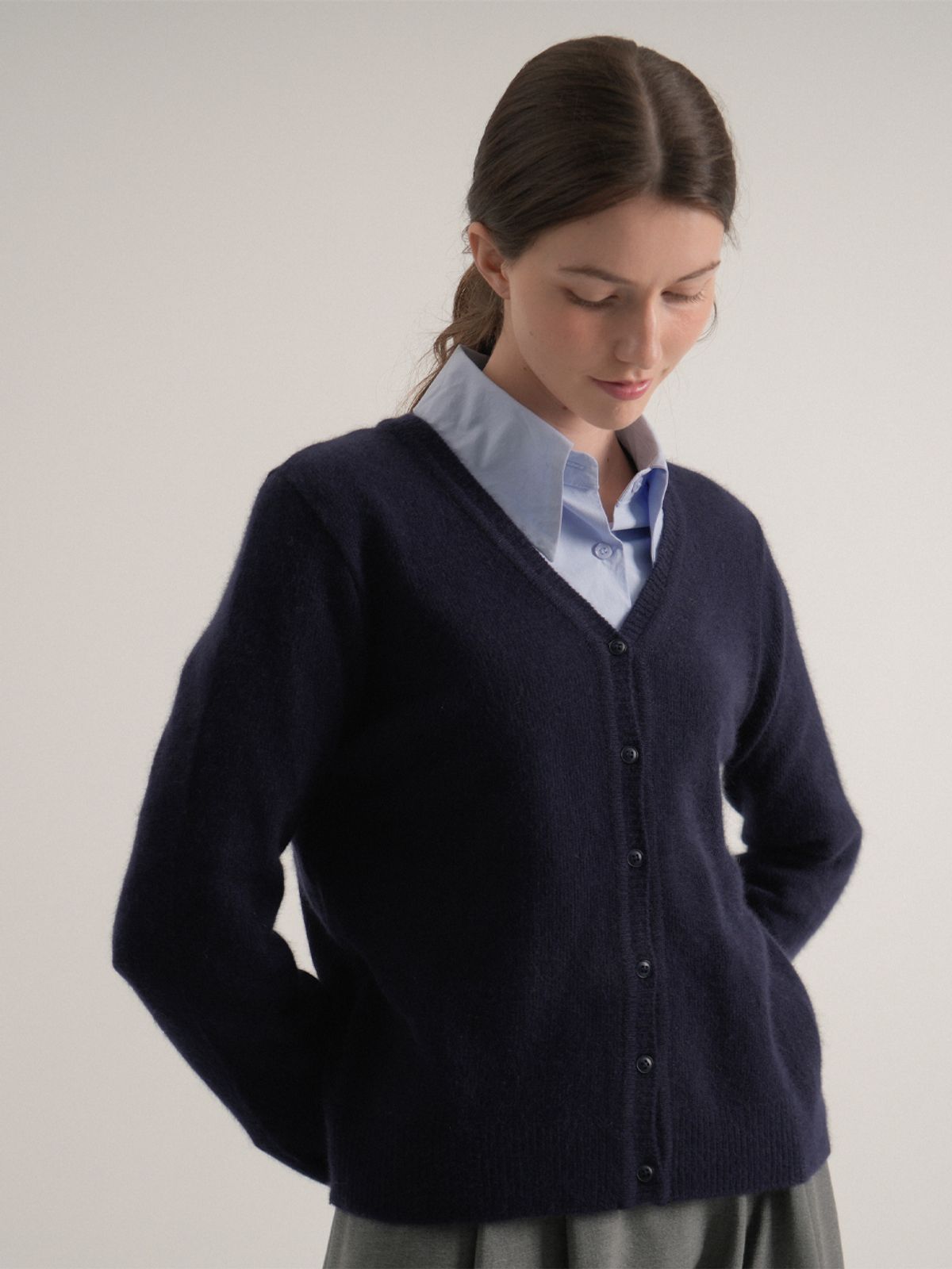 블레티(VLETI) Raccoon Basic V-neck Knit Cardigan (Navy)