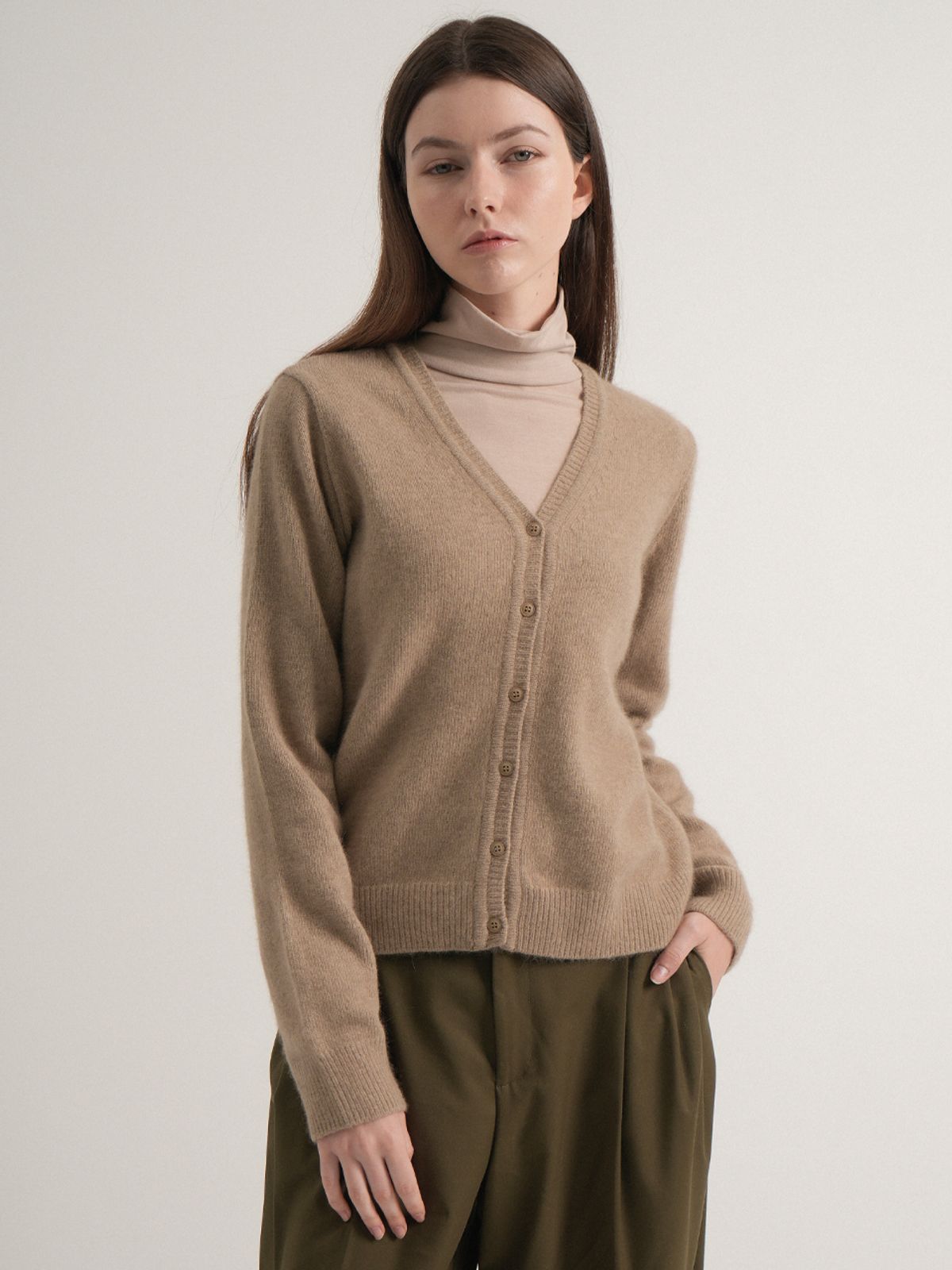 블레티(VLETI) Raccoon Basic V-neck Knit Cardigan (Mocha)