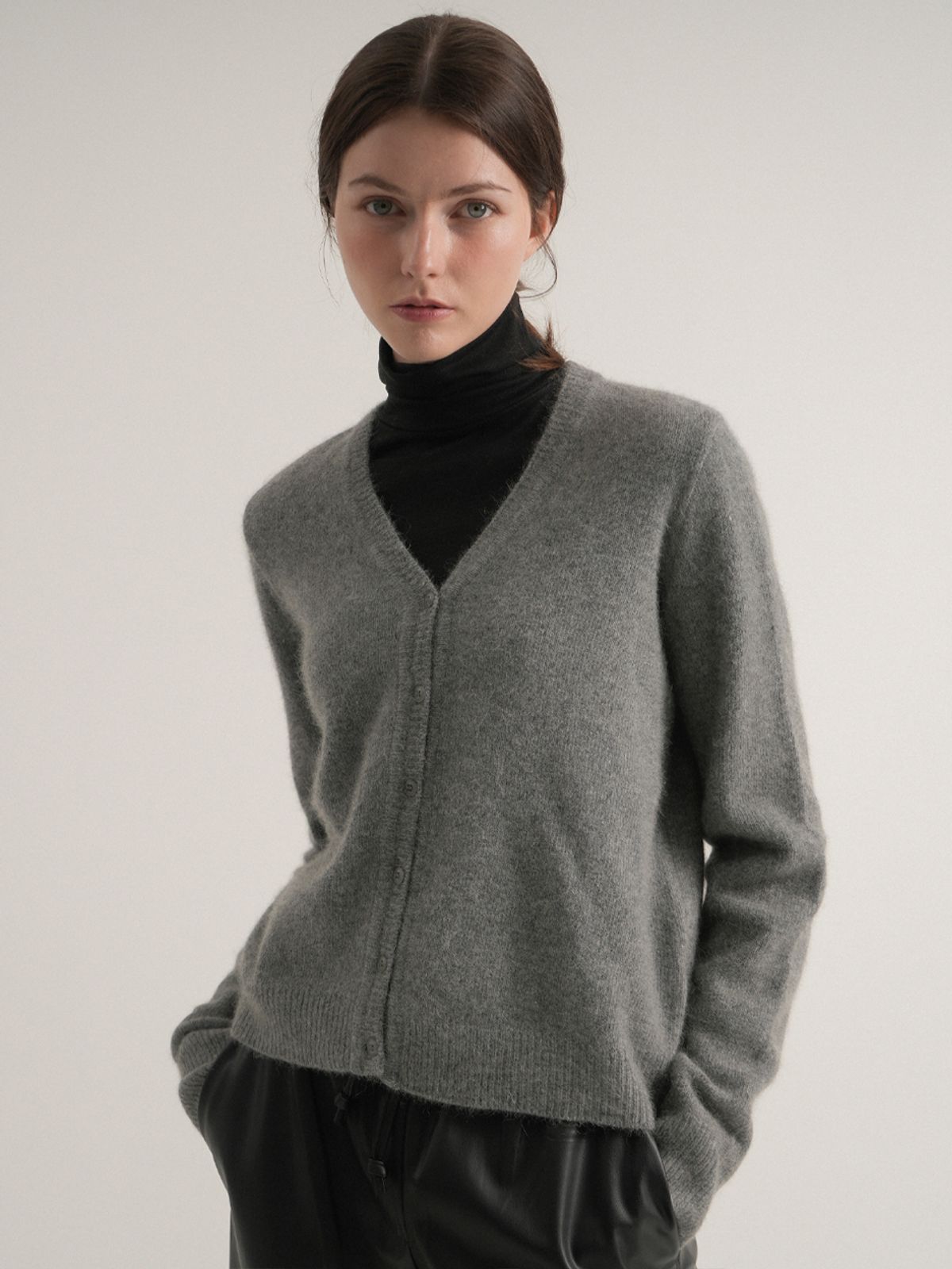 블레티(VLETI) Raccoon Basic V-neck Knit Cardigan (Gray)