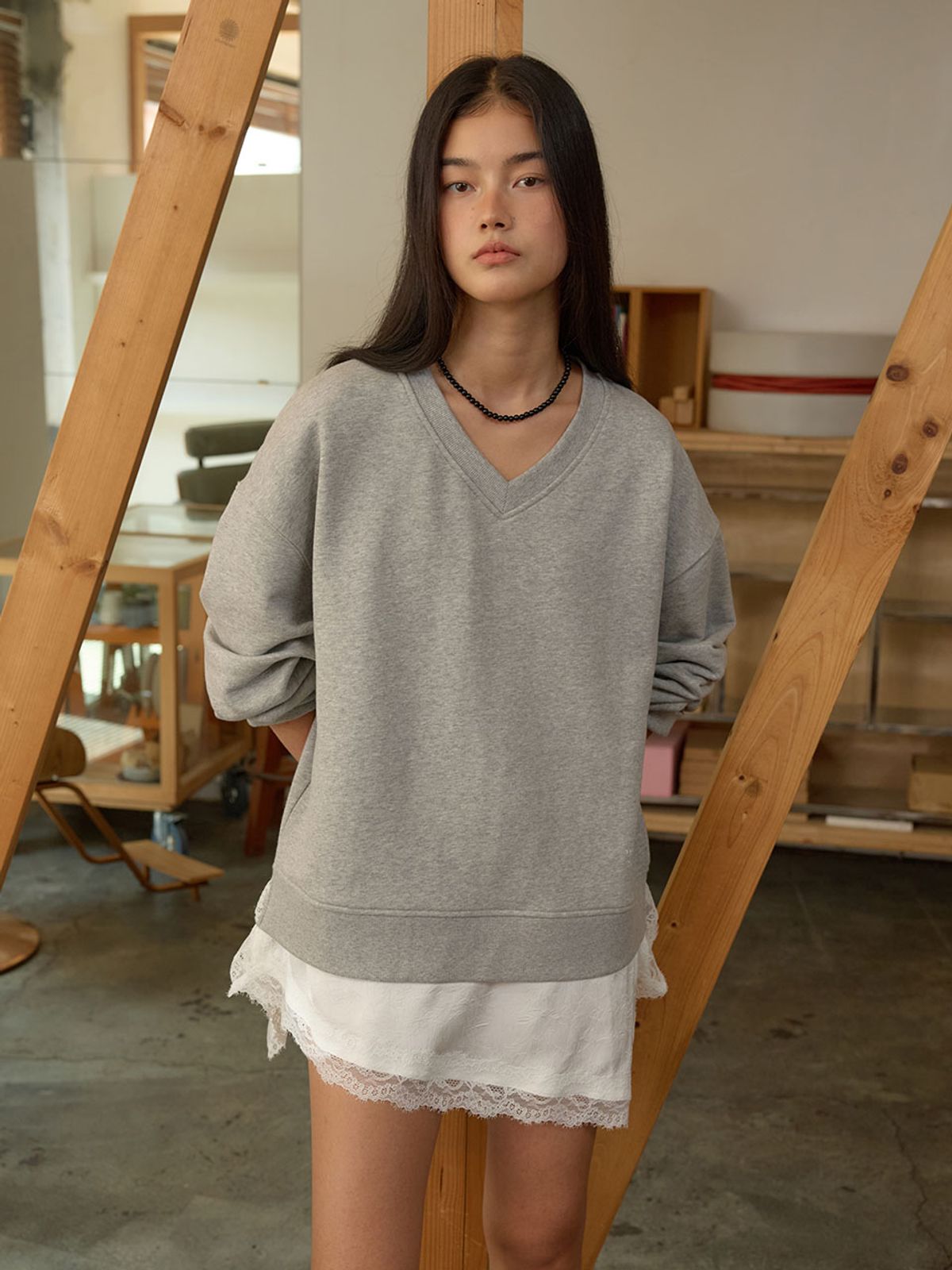 뮈뮈에르(MUEMUER) Lace-Trim Slip Layered V-Neck Sweatshirt MU2678TS804M