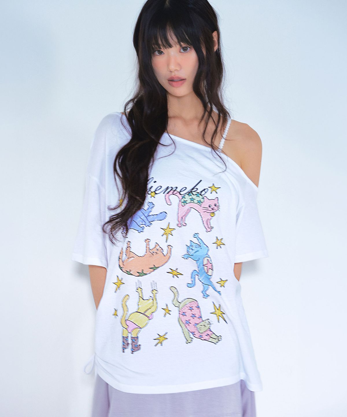 리메크(LIEMÉQUE) 스타 캣츠 언발 셔링 티셔츠 화이트