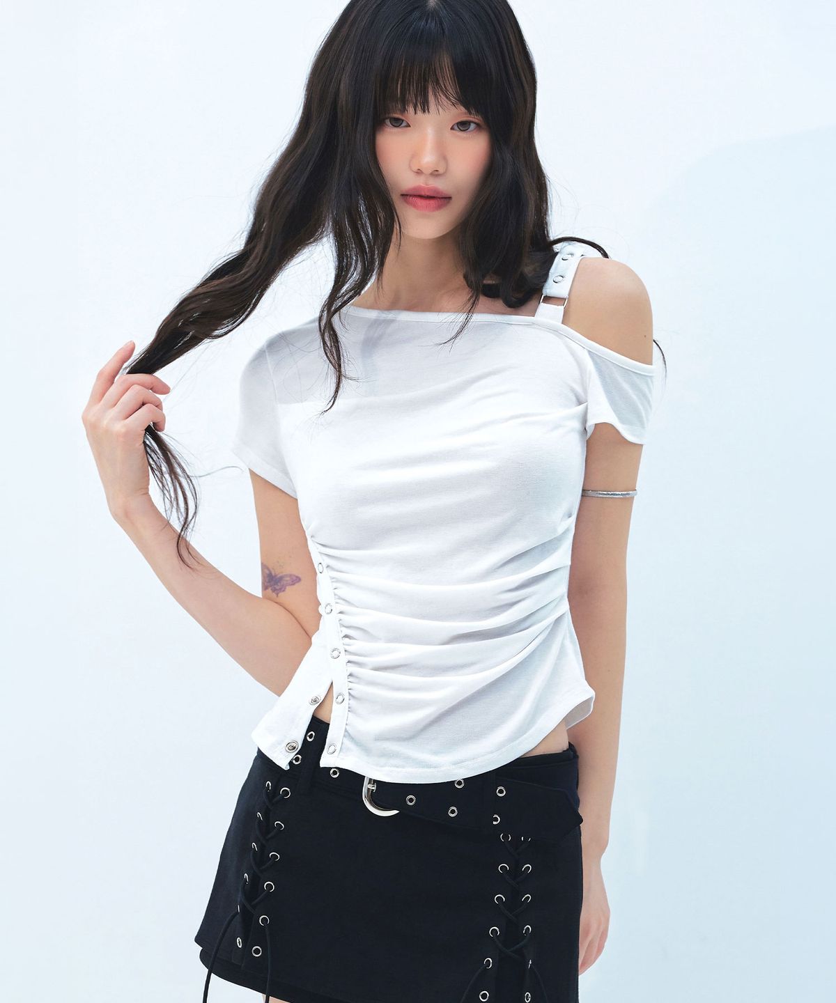 리메크(LIEMÉQUE) 스냅 커브 언발 셔링 티셔츠 화이트