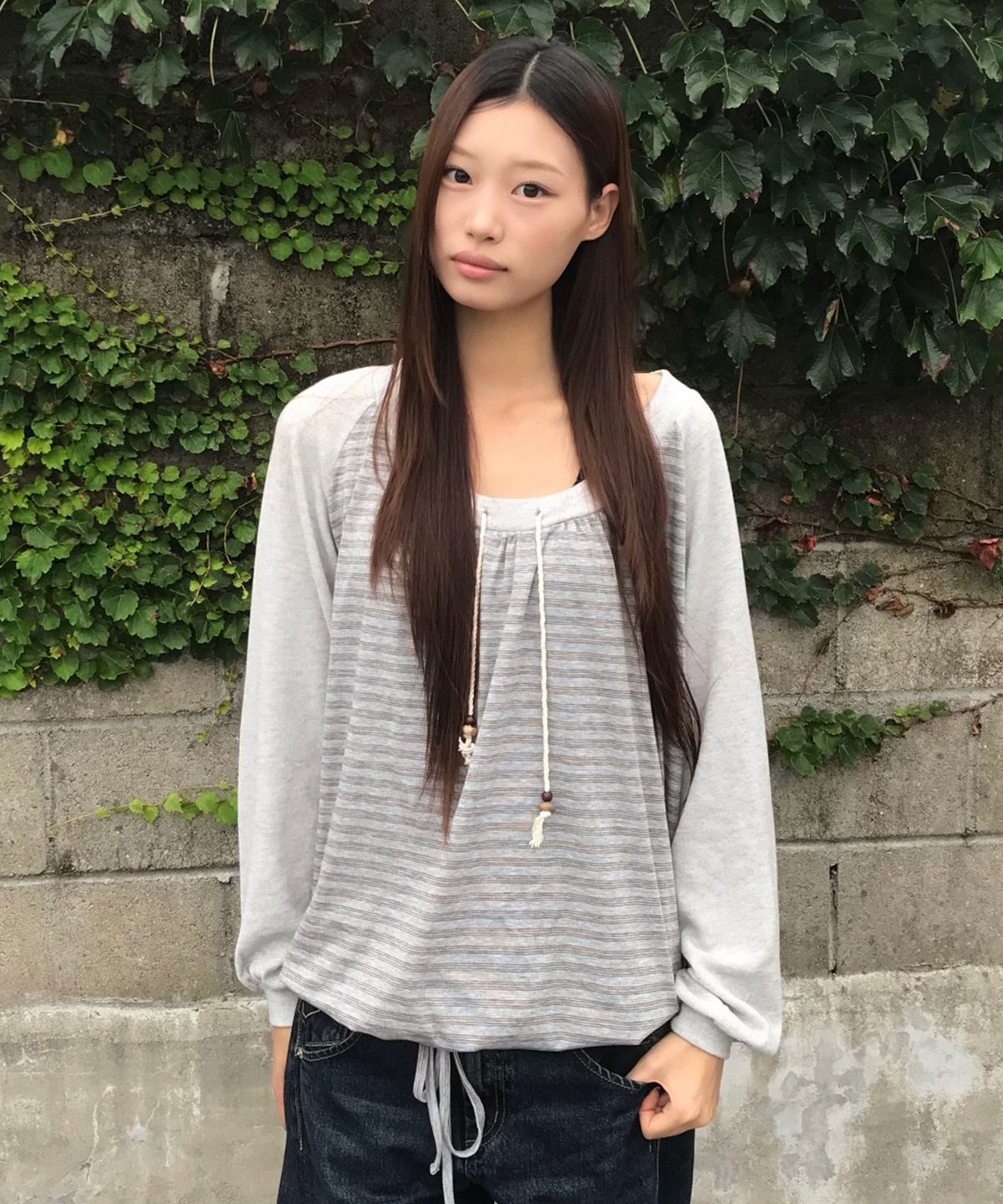 에이이에이이(AEAE) STRIPE DRAWSTRING TOP [GREY]