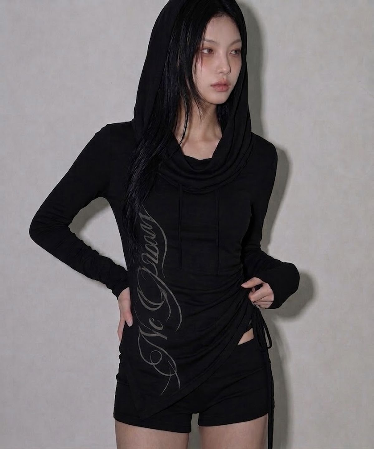 컷아웃(CUTOUT) 그래픽 카울 후드 롱슬리브-블랙