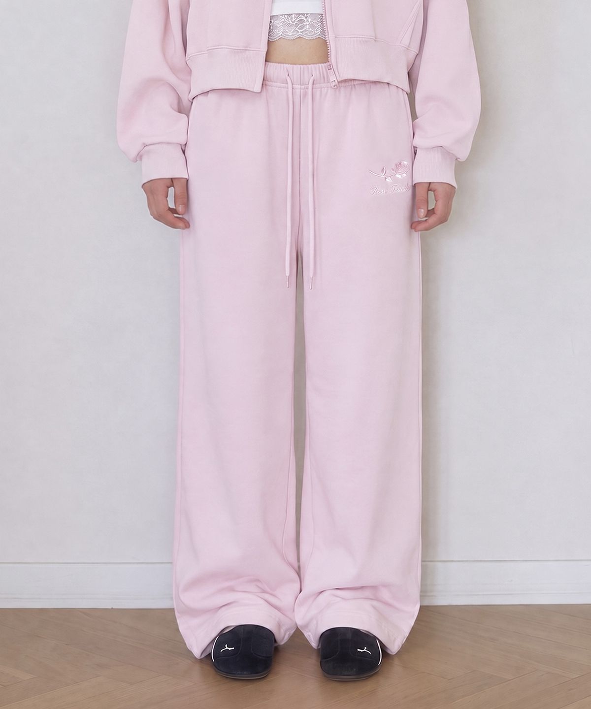 로제프란츠(ROSEFRANTZ) Rose Embroidery Standard Sweatpants [Pink]