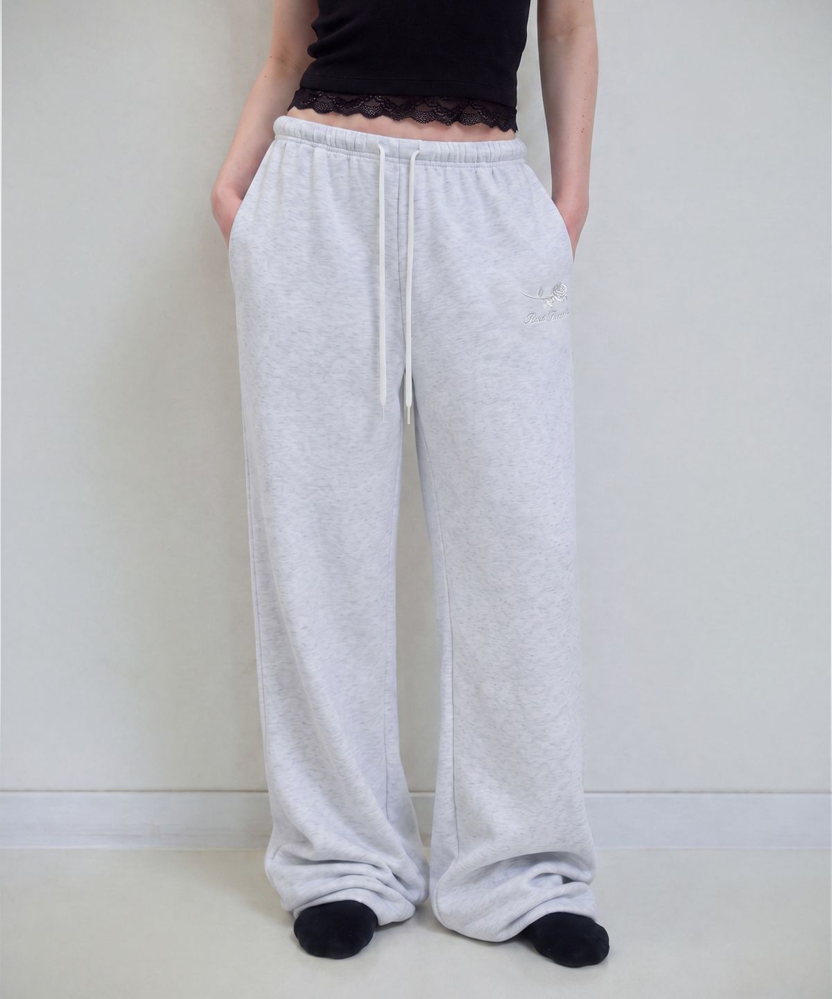 로제프란츠(ROSEFRANTZ) Rose Embroidery Standard Sweatpants [White Melange]