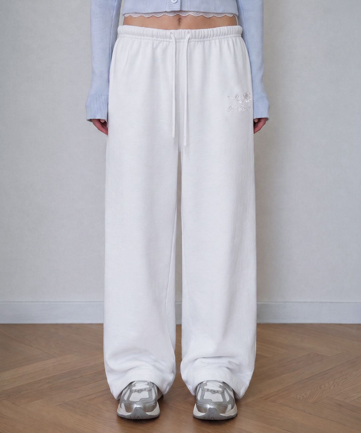 로제프란츠(ROSEFRANTZ) Rose Embroidery Standard Sweatpants [Ivory]