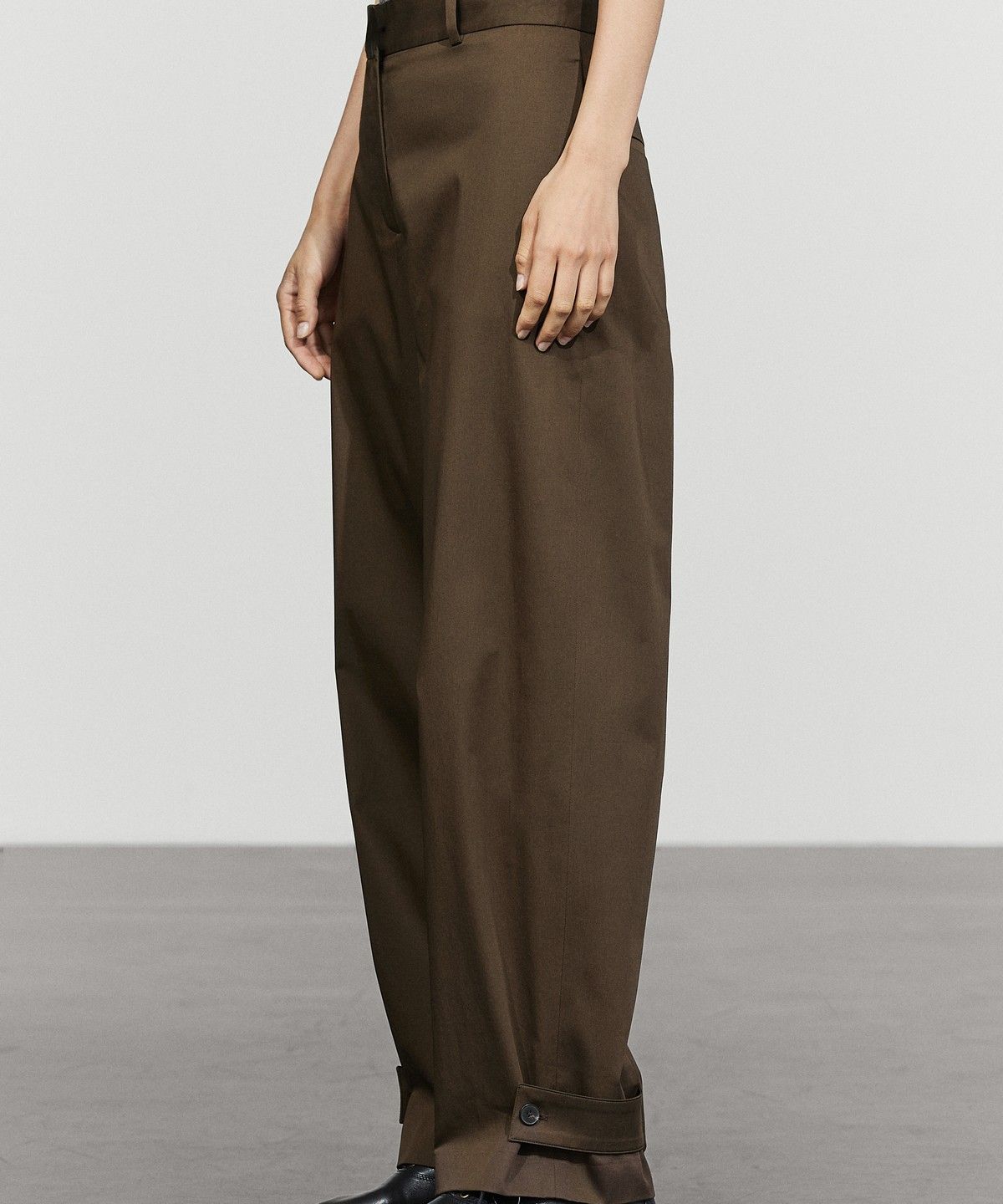 마시모두띠(MASSIMO DUTTI) 버튼 스트랩 헴라인 팬츠