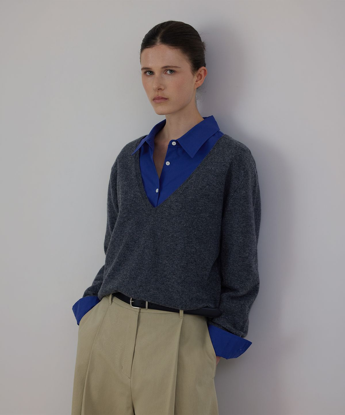 퀸스래빗(Q'SRB) Plunging V-Neck Loose-Fit Knit Top