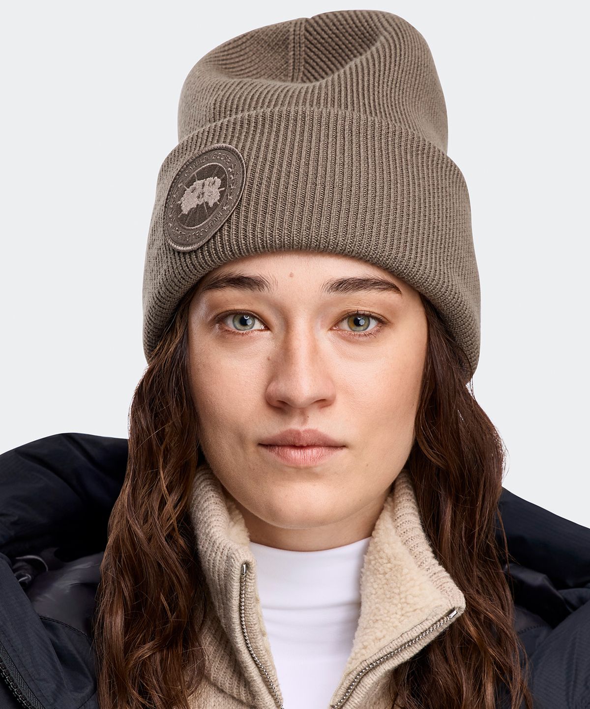 캐나다구스(CANADAGOOSE) 공용 아틱 토크 비니(Melange Beige)_Q256AHHN01MEF