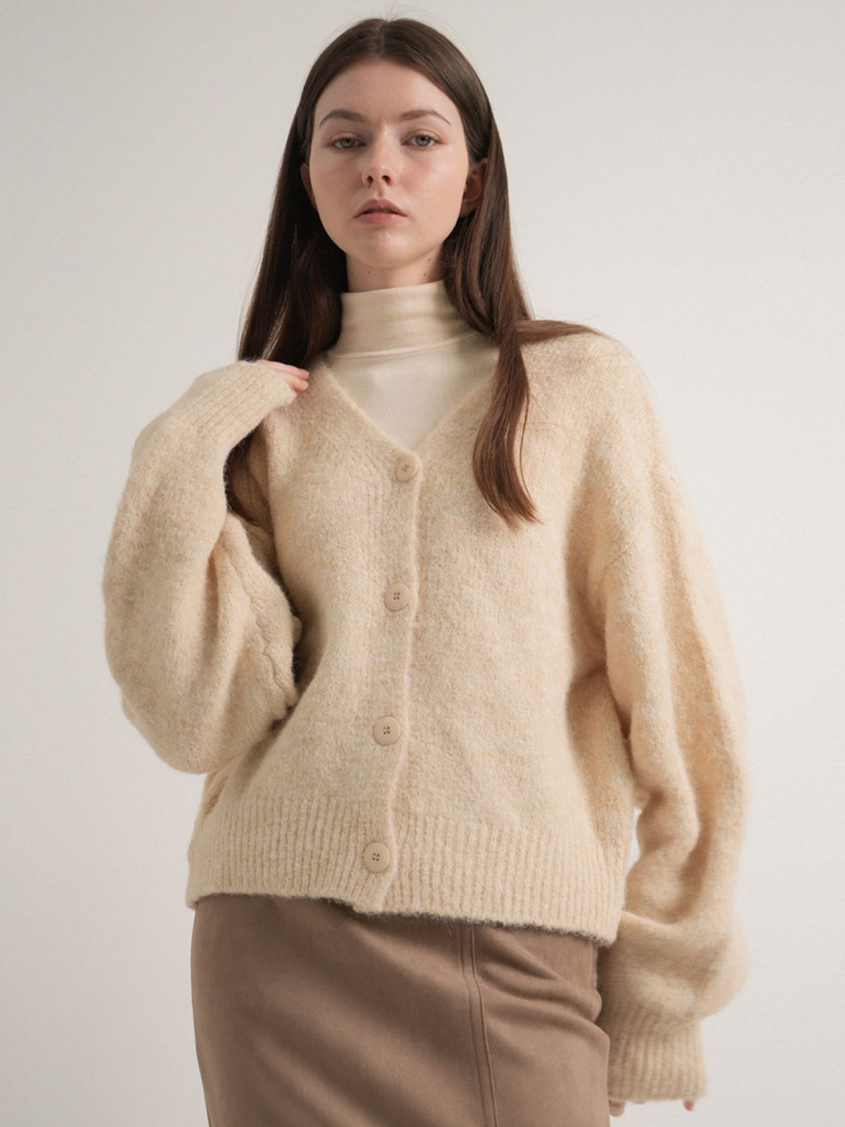 블레티(VLETI) Wool Soft V-neck Knit Cardigan (Beige)