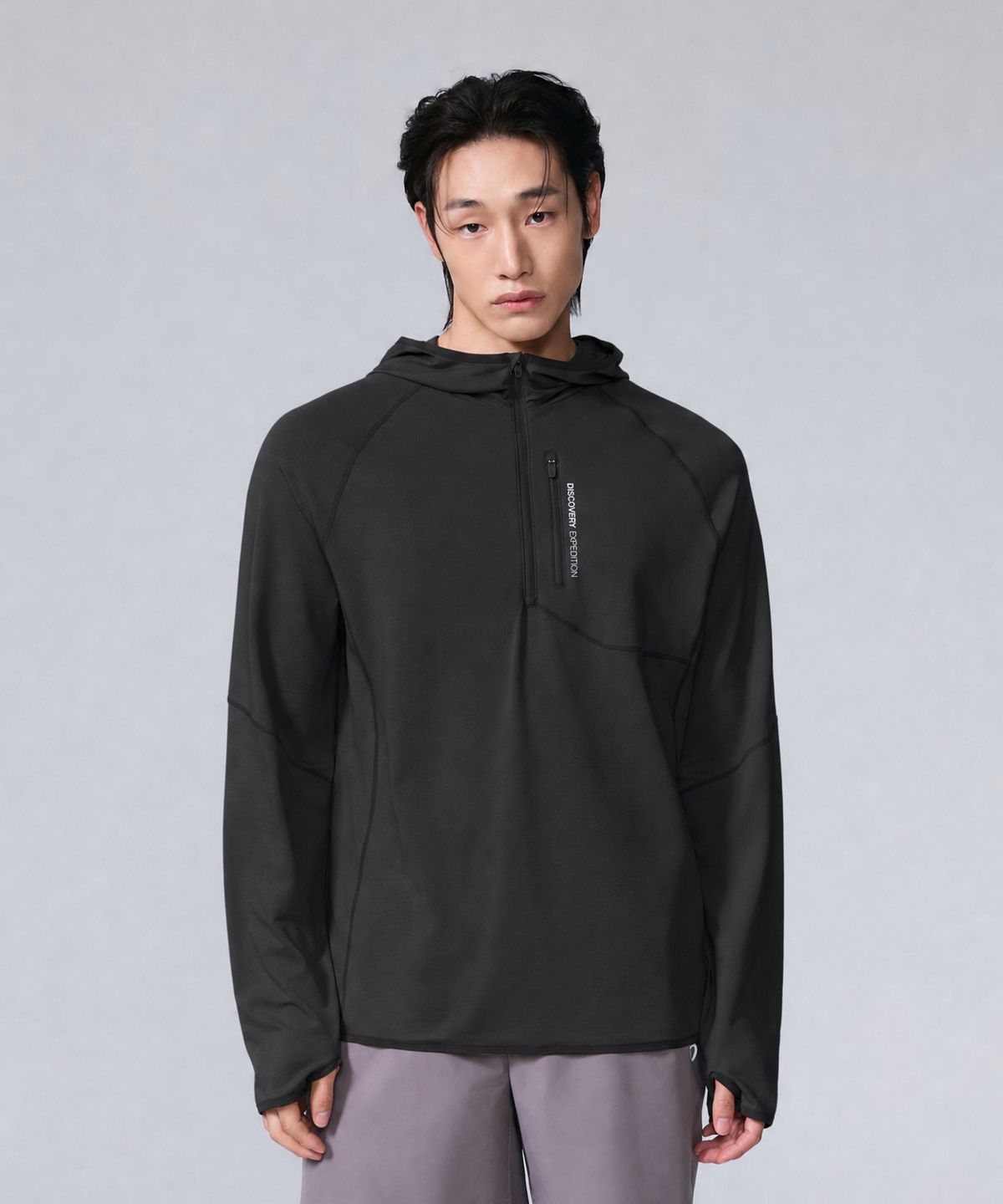 디스커버리 익스페디션(DISCOVERY EXPEDITION) 남성 핑거홀 반집업 후드티 (BLACK)