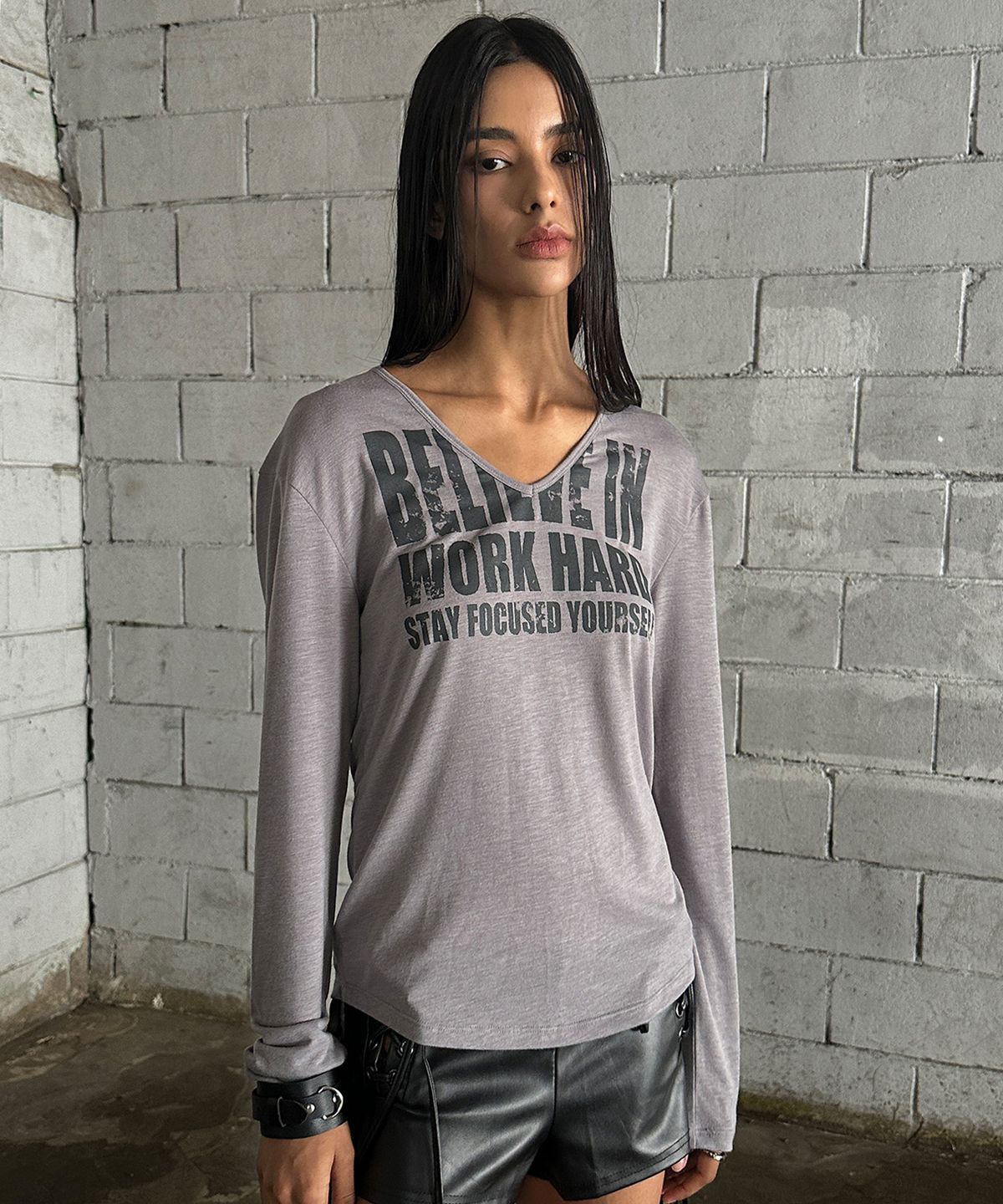 락케이크(ROCKCAKE) Believe V Neck Top - Charcoal Gray