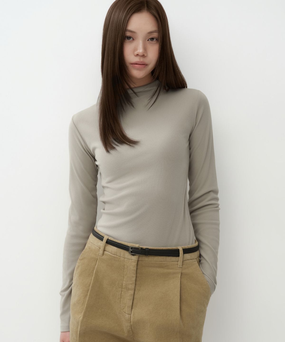 무신사 스탠다드 우먼(MUSINSA STANDARD WOMAN) 우먼즈 웜 브러쉬드 슬림 모크 넥 긴소매 티셔츠 [그레이쉬 베이지]