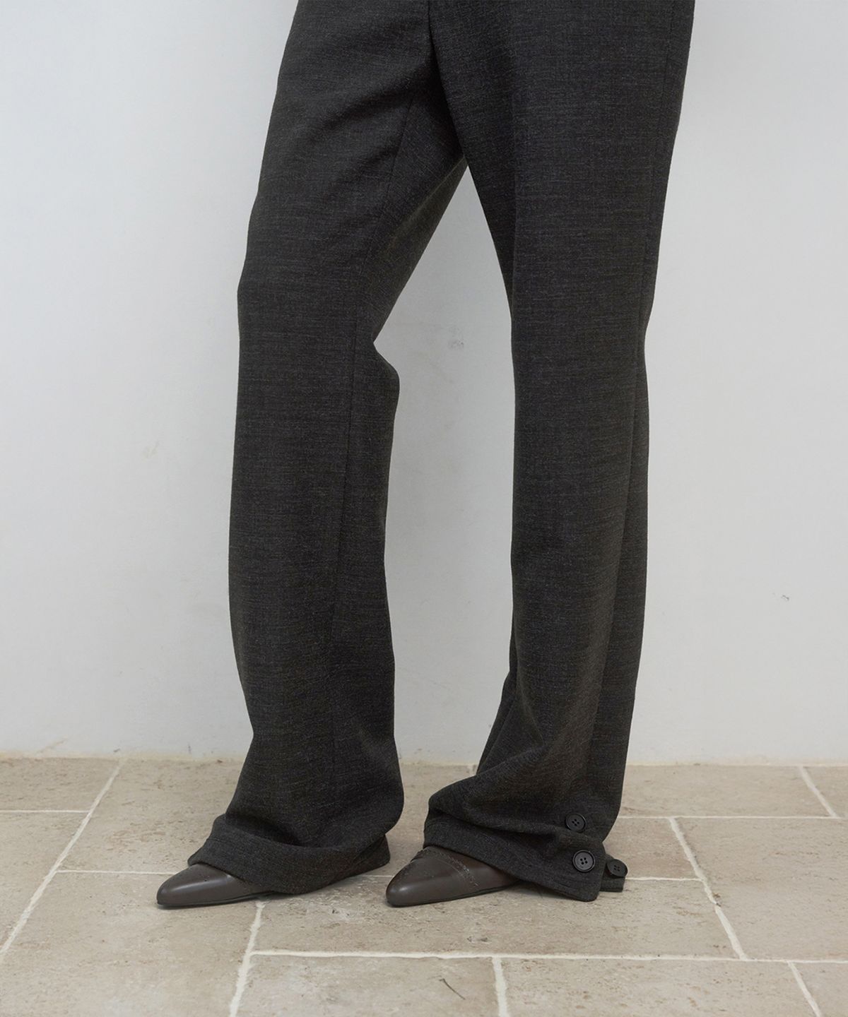 마조네(MA JOURNEE) BUTTON SLIT BOOTCUT PANTS_CHARCOAL
