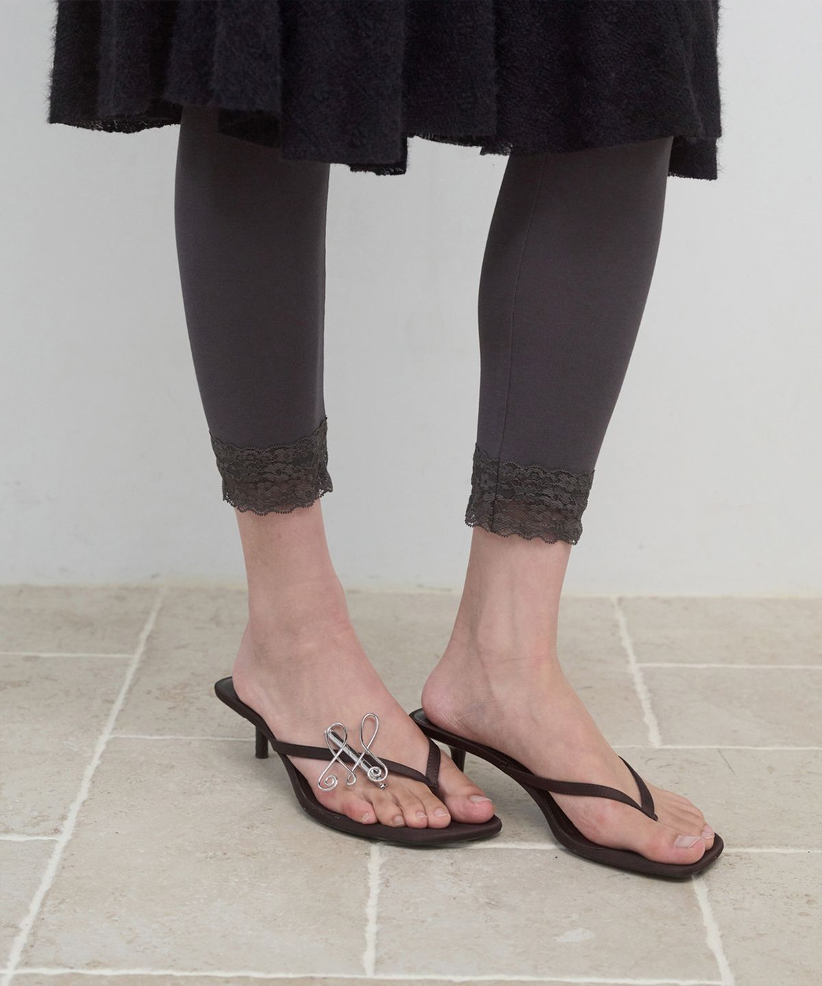 마조네(MA JOURNÉE) LACE TRIM LEGGINGS_CHARCOAL