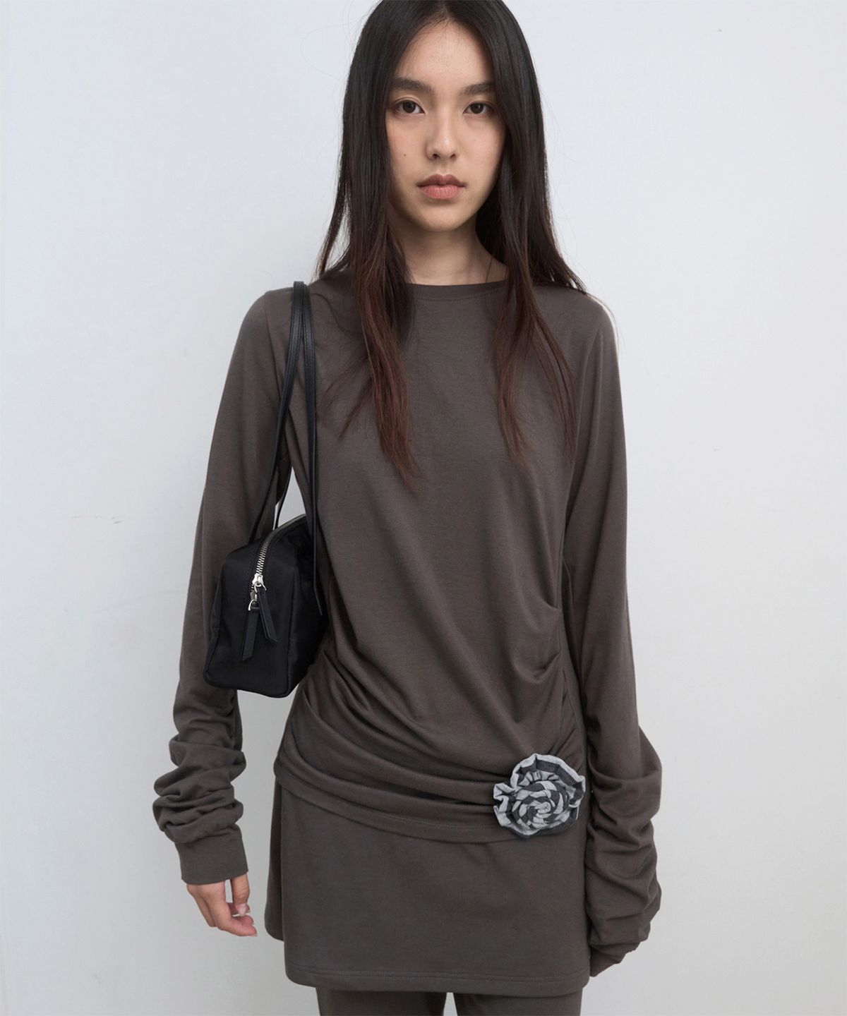 마조네(MA JOURNÉE) SHIRRING DETAIL T-SHIRT_KHAKI
