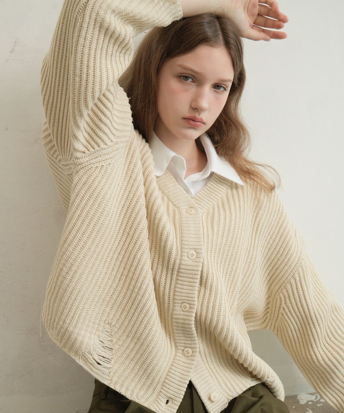 블레티(VLETI) Wool V-neck Damage Knit Cardigan (Ivory)