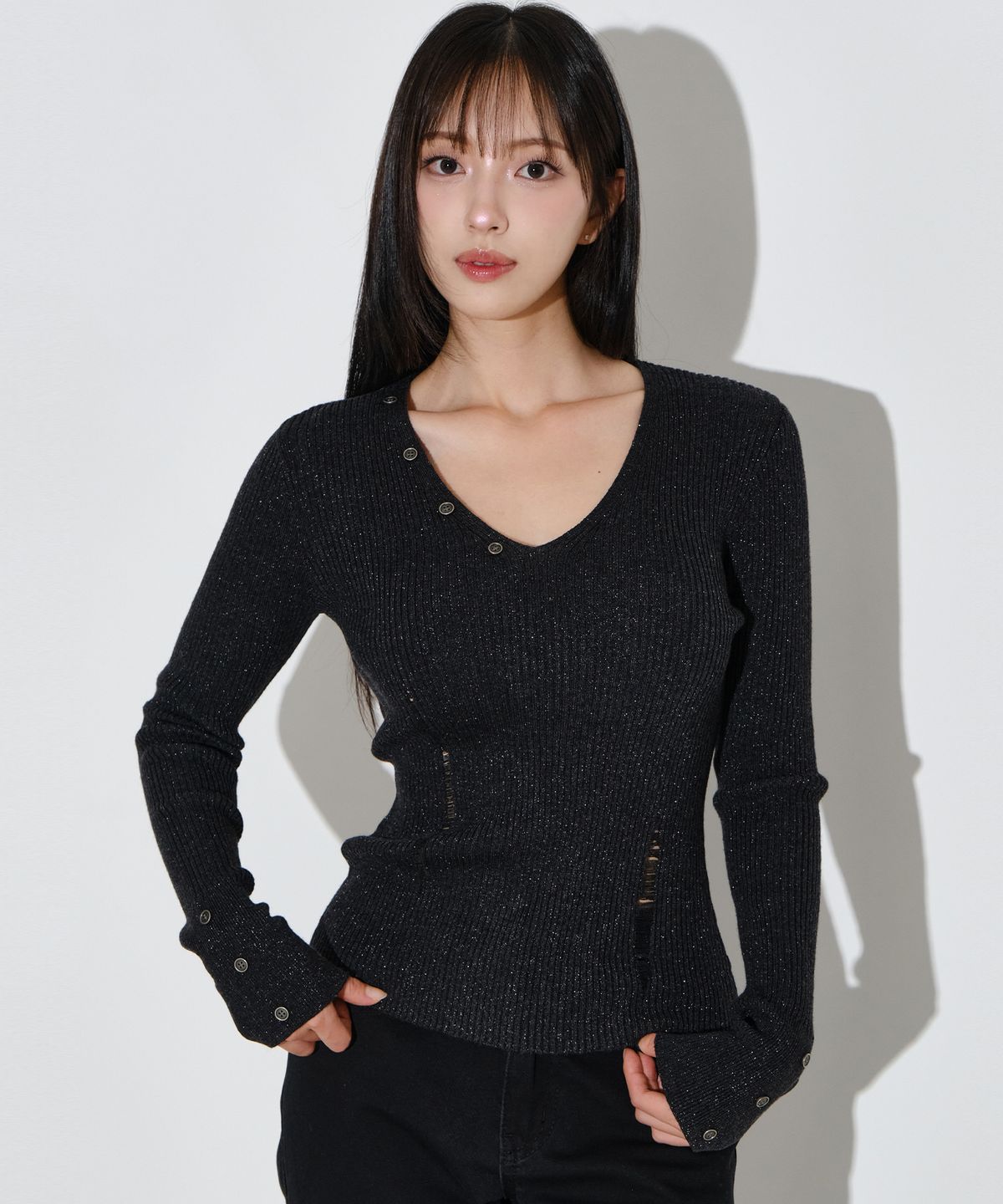 헬레네파리스(HELENE PARIS) 아르네 언벨런스 버튼 데미지 니트 [펄 차콜]
