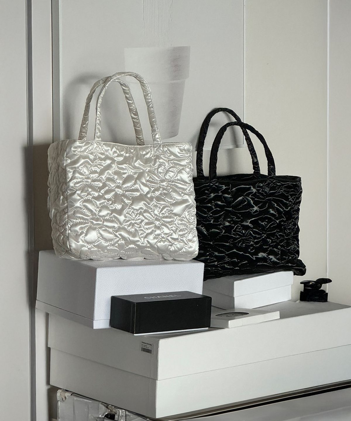 더밀루이(THEMILUI) Lucy Flower Quilting Bag (2color)